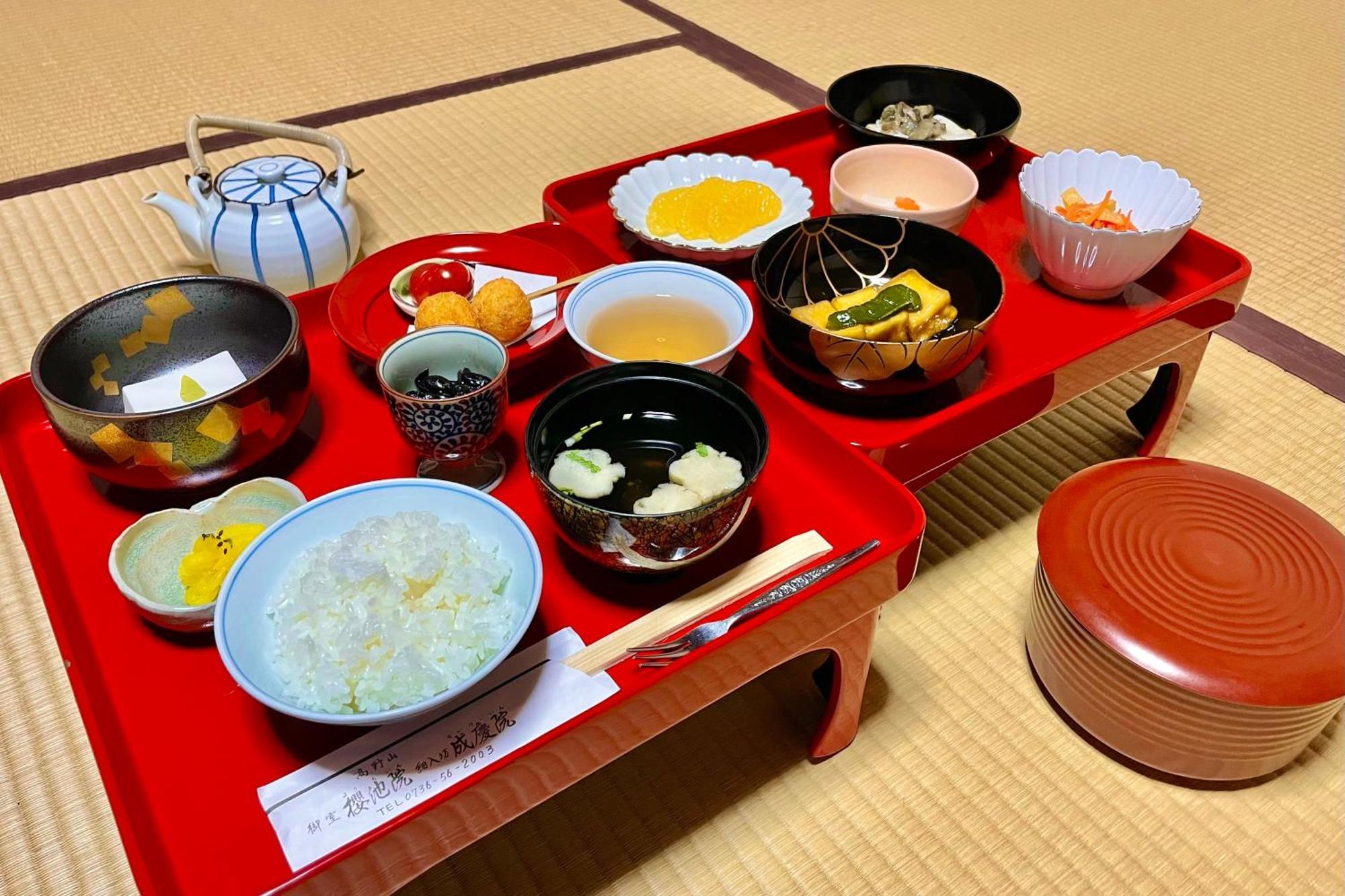 Отель Koyasan Shukubo Yochiin Экстерьер фото